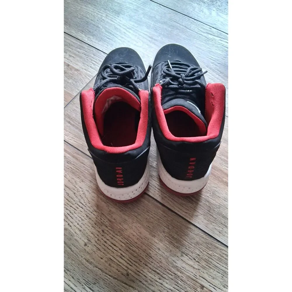 Jordan Max Aura 2 GS Black Gym Red White Sneakers Size 7Y CN8094-016